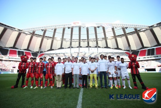 지난 2015년 FC서울과 수원삼성 선수들이 경기를 앞두고 부정 방지 캠페인을 벌이는 모습 ⓒ한국프로축구연맹 제공