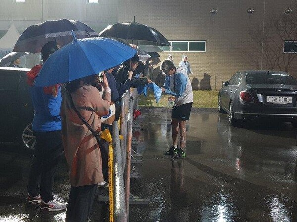 비를 맞으며 팬들에게 사인을 해주는 대구FC 홍정운의 모습. 이런 선수들의 남 모를 행동 하나하나 덕분에 지금의 K리그가 있다.