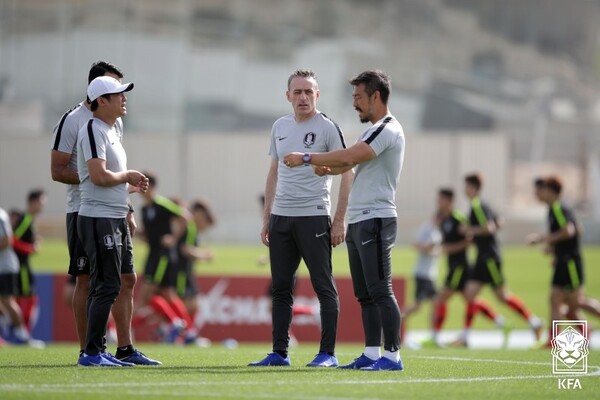 O técnico Michael Keim (extrema direita) recebeu boas críticas a bordo do Pinto e Klinsmann embarcou.  ⓒFornecido pela Associação Coreana de Futebol