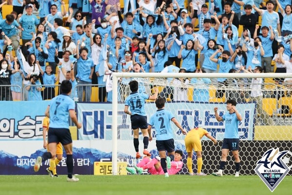 리그 데뷔골 이후 대구 박세진의 모습 ⓒ 한국프로축구연맹 제공