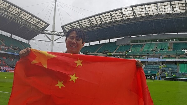 Carregando a bandeira vermelha cinco estrelas em apoio à Equipe Nacional Coreana de Tiro com Arco no Castelo de Jeonju. "salgado"ⓒSportsneeers gritaram