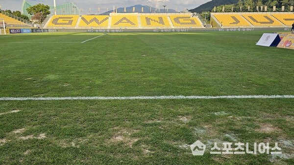 포항전을 앞둔 광주축구전용경기장 잔디의 상황 ⓒ스포츠니어스
