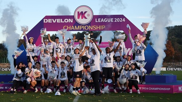 수원FC위민 선수들이 WK리그 우승을 확정지은 뒤 기뻐하는 모습 ⓒ수원FC