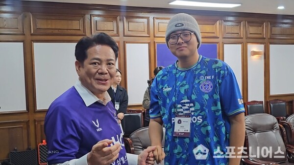 경기 전 만난 FC안양 최대호 구단주(왼쪽)와 치주물루유나이티드 이동훈 구단주의 모습 ⓒ스포츠니어스