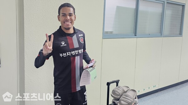 도핑 테스트 마무리 후 환한 표정을 짓고 있는 부천 티아깅요 ⓒ스포츠니어스