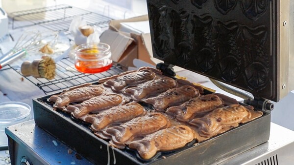 충남아산 이연우와 대학생 마케터 두 명이 직접 구운 붕어빵 ⓒ 충남아산FC 제공