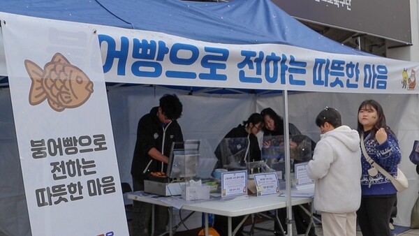 시즌 최종전에서 붕어빵을 굽는 충남아산 이연우와 대학생 마케터 두 명 ⓒ 충남아산FC 제공