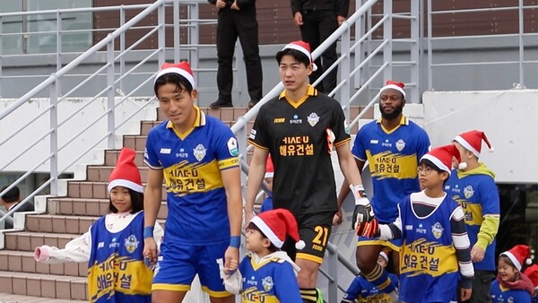 산타 모자를 착용하고 입장하는 충남아산 선수단 ⓒ 충남아산FC 제공