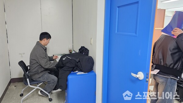 라커 밖 복도 끝에서 경기를 준비 중인 수원삼성 이정효 감독 ⓒ스포츠니어스