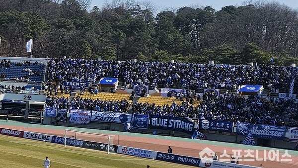 매진이라고 전해졌지만 수원 서포터스석 상당수는 텅 비어 있었다 ⓒ스포츠니어스