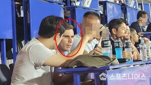 곧 FC안양 선수가 될 보스니아 국적의 유모씨가 경기를 지켜보고 있다. ⓒ스포츠니어스